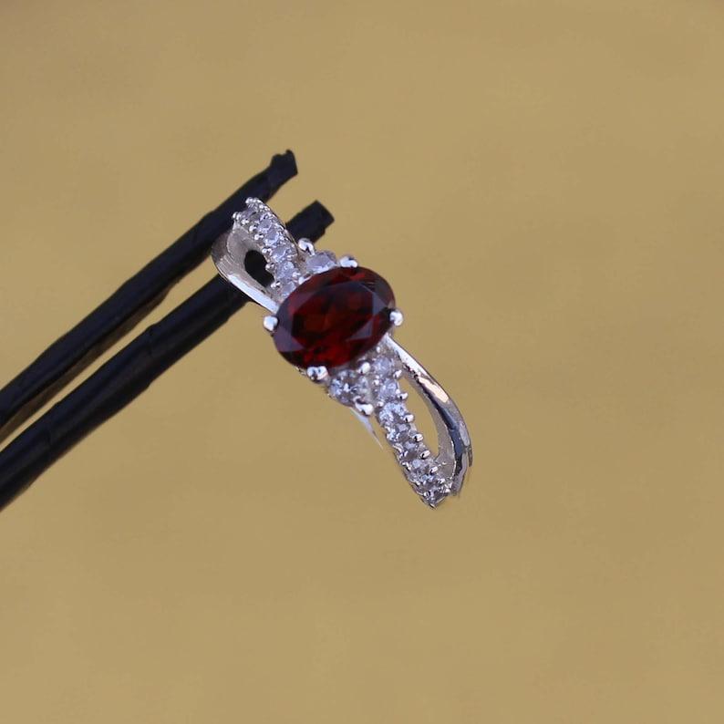 Кольцо с натуральным красным гранатом, кольцо ручной работы, кольцо из стерлингового серебра 925 пробы, овальное дизайнерское кольцо, подарок для нее, юбилейное кольцо, январский камень