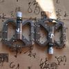 Новые плоскоступенчатые ультралегкие педали для горного велосипеда MTB CNC Алюминиевый сплав Герметичные 3 подшипника Противоскользящие велосипедные педали Велосипедные запчасти