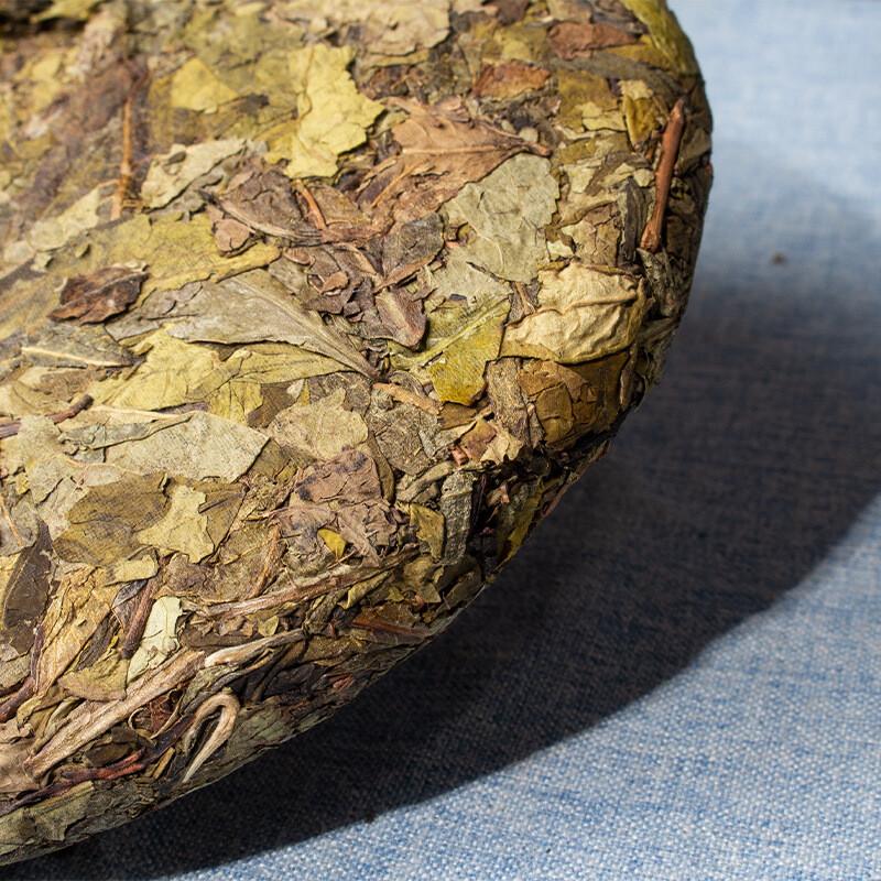 Pu-erh Tea Cake Raw Sheng Cha Yunnan 100-Year-Old Tree Golden Leaf 357g
