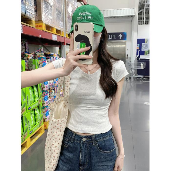 Женская облегающая летняя футболка Petite с V-образным вырезом: Американский стиль, сладкий и пряный, прямой крой плеч, топ с короткими рукавами.