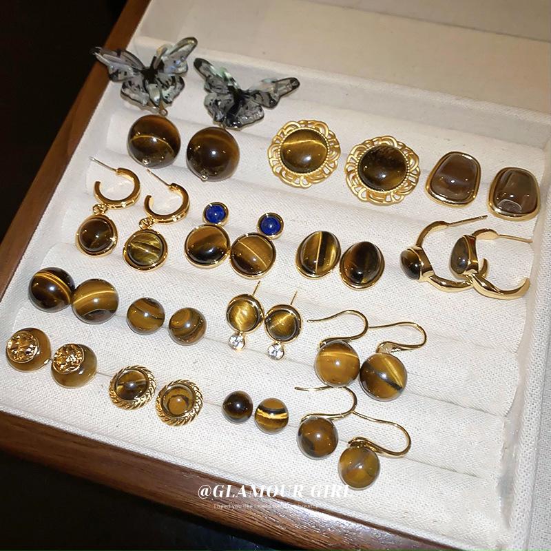 Серьги 'Серебряная игла' в стиле 'Тигровый глаз': Элегантные, модные серьги-пусеты с отделкой карамельного цвета.