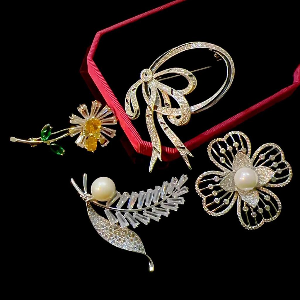 Vintage Elegant Black and White Ribbon Bow Brooch for Women Luxury Zircon Sunflower Corsage Coat Sweater Pin Woman Accessories