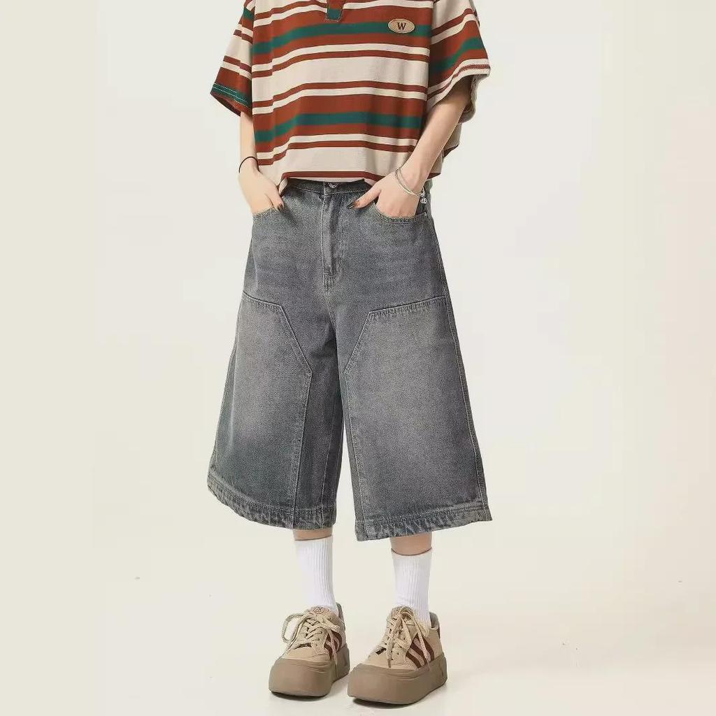 Унисекс-шорты из американского ретро-денима с эффектом потертости — летний уличный стиль, широкие штанины, потертости, повседневный тренд.