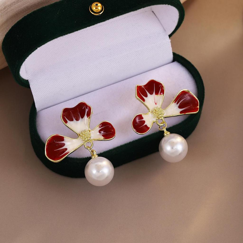 Серьги-пусеты с подвесками в виде капель из жемчуга и красных сердец: Французские ретро винтажные каффы для осени и зимы.