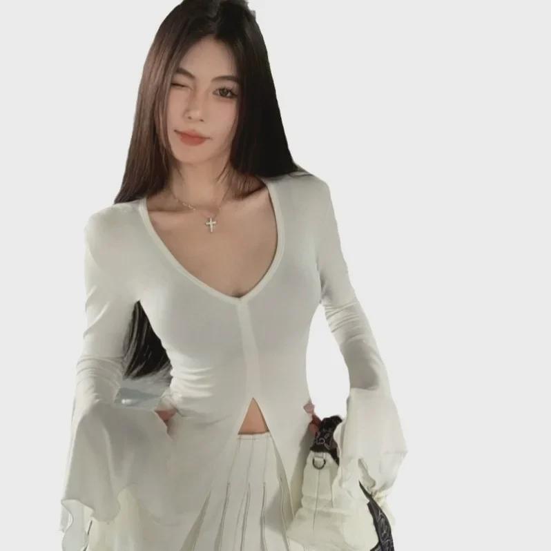 Осенняя футболка с V-образным вырезом и расклешенными рукавами для женщин