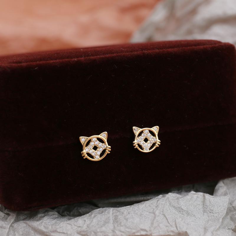 Серьги в виде медной монеты с бриллиантами в виде кошки на удачу для женщин. Модные и универсальные креативные серьги с уникальным дизайном.