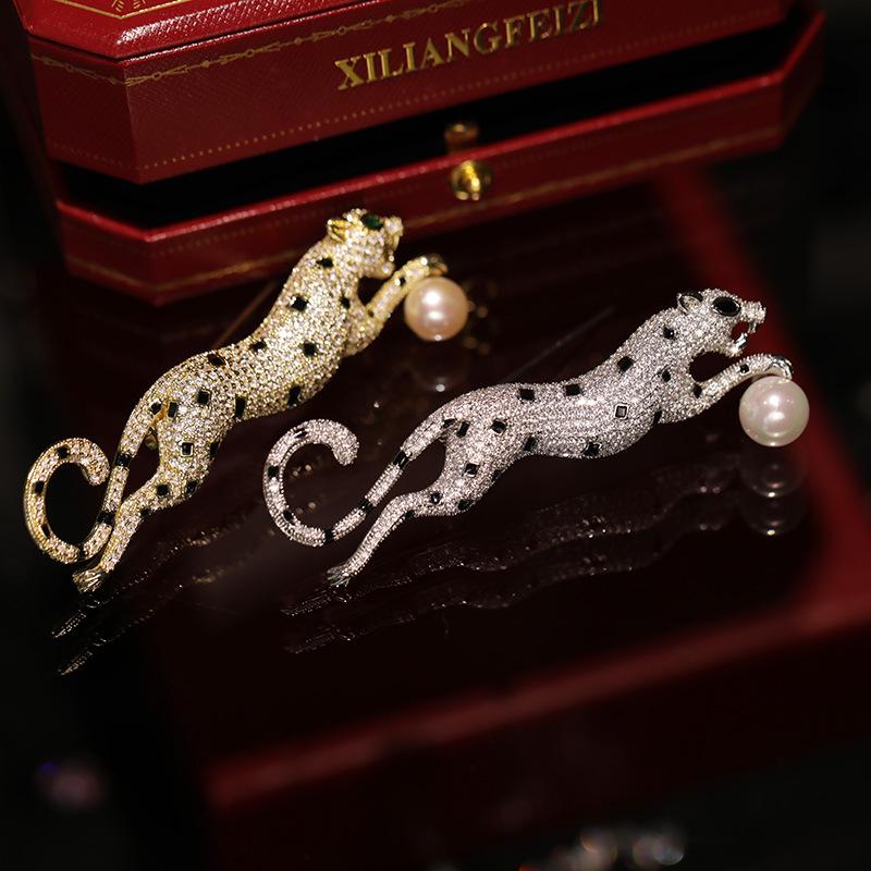 Брошь «Леопард Западной Лян»: Брошь с цирконом и пресноводным жемчугом