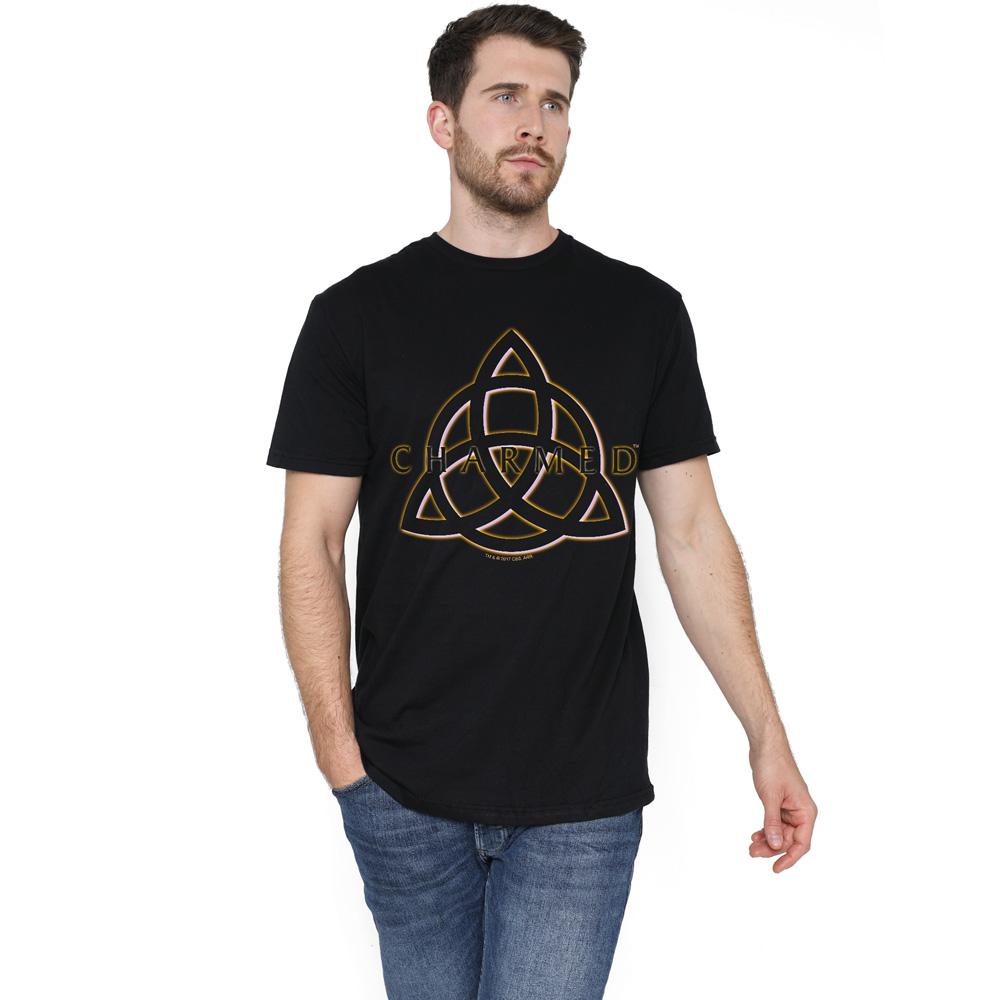 Очаровательная мужская футболка с тройным логотипом