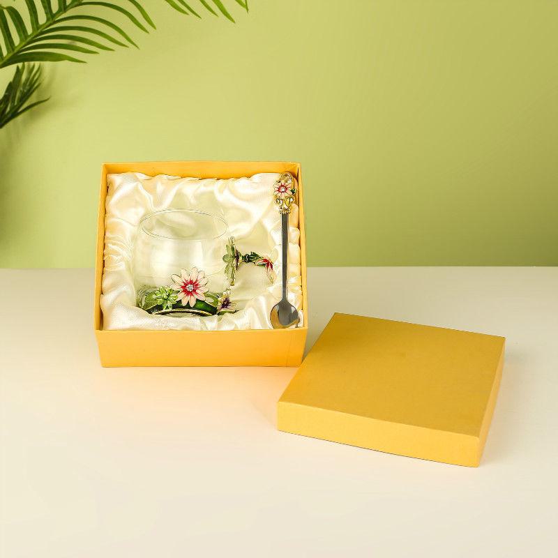 Чайная чашка из термостойкого хрустального стекла с эмалью Daisy — идеальный подарок на день рождения или праздник