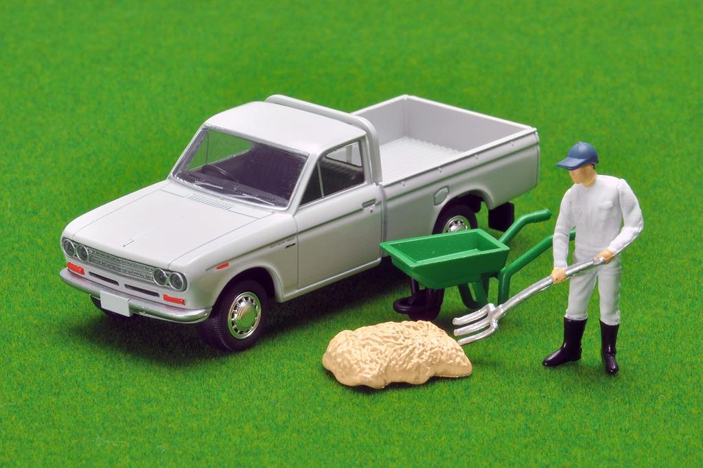 Tomica Limited Vintage Datsun Truck 1300 Deluxe White with Figure Completed Product 314950 1/64 LV-195c