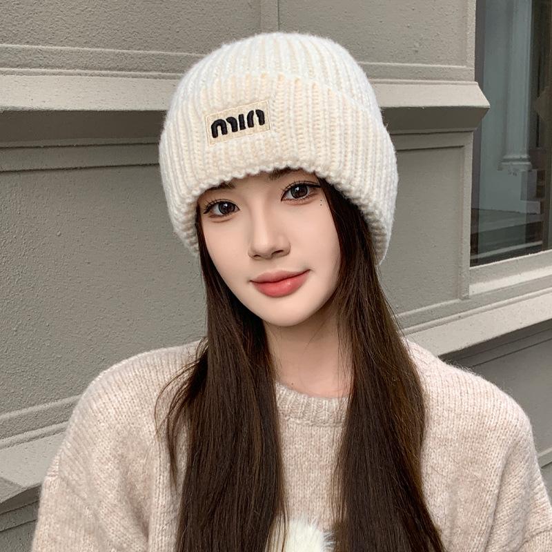 Новые осенне-зимние шапки для женщин Модная вязаная шерстяная шапка с надписями Однотонная универсальная студенческая теплая и холодная шапка