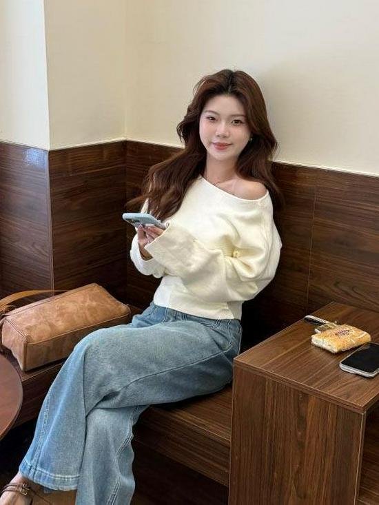 Женский вязаный свитер на одно плечо в корейском стиле - с открытым плечом, длинными рукавами, приталенного силуэта для осени/зимы.