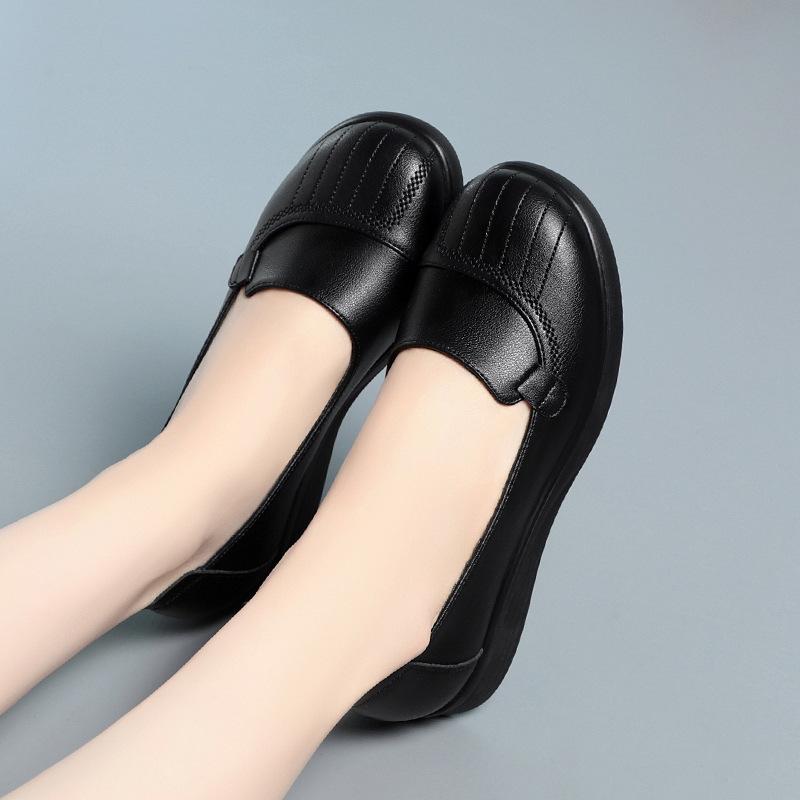 Women's Soft Leather Shoes Flat Bottom Casual Mom Shoes Loafers Shallow Comfortable Breathable Female Sneaker For Office Mom