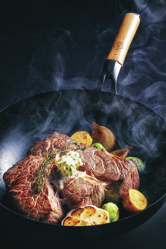 Takumi JAPAN Takumi Takumi Japan сковорода из магматического железа с неровной поверхностью, совместимая с IH, 24 см. Сковорода из железа с хорошей