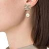 Chanel Серьги с металлическим жемчугом и логотипом Double C для женщин Золотые A86506