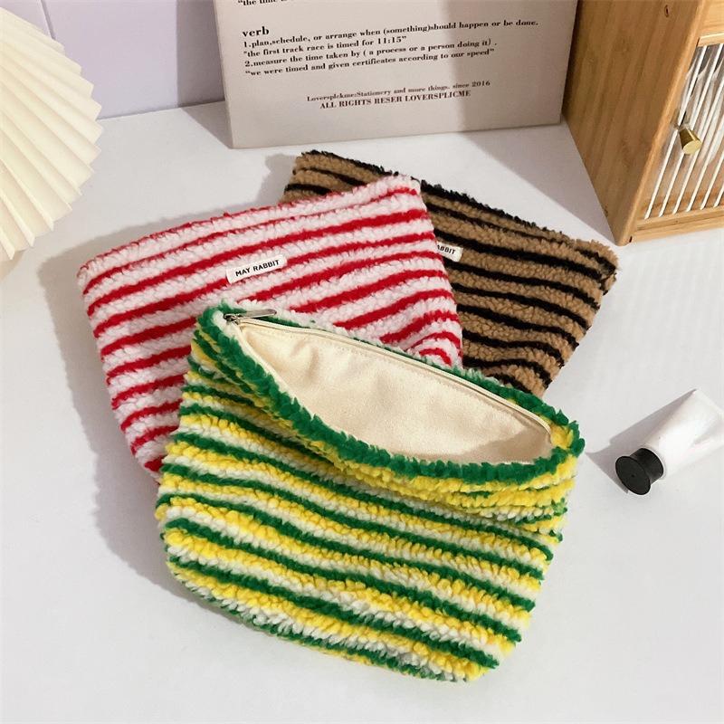 Новый красочный полосатый плюшевый клатч, косметичка для макияжа, портативная косметичка, сумка для туалетных принадлежностей, дорожный органайзер для макияжа на открытом воздухе