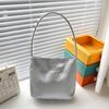 2025 летняя новая простая нейлоновая сумка подмышкой с нишевым дизайном и вышитыми буквами, переносная сумка-ведро