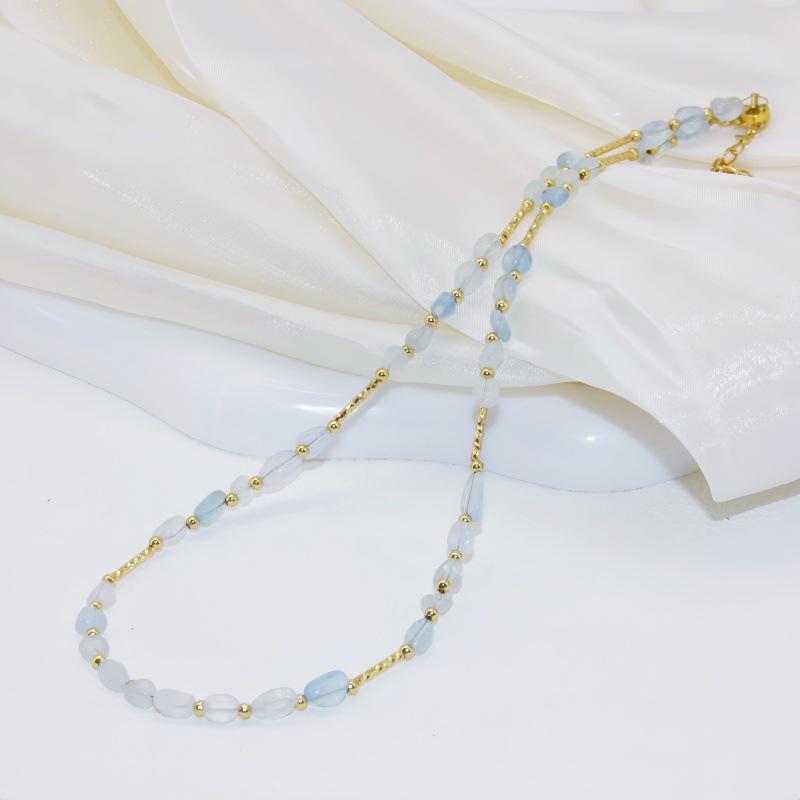 Золотой чокер с аквамарином и бусинами, дизайн с натуральным камнем