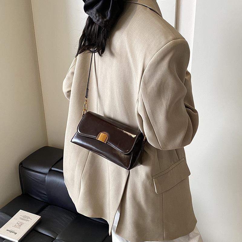 Модная сумка-подмышка высокого класса женская 2025 зима новая простая повседневная на плечо маленькая квадратная сумка нишевая сумка-мессенджер