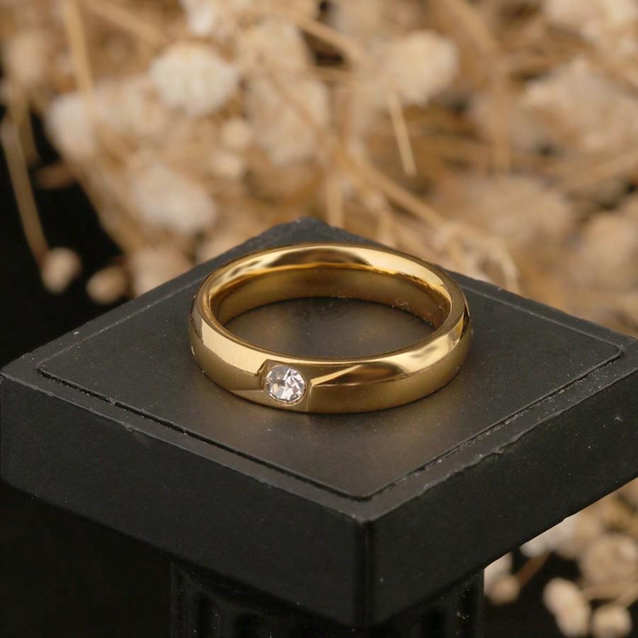 1 Piece Stainless Steel Gold-Colored European and American Fashion Versatile Ring with a Smooth Curved Surface and Inlaid Rhinestones
