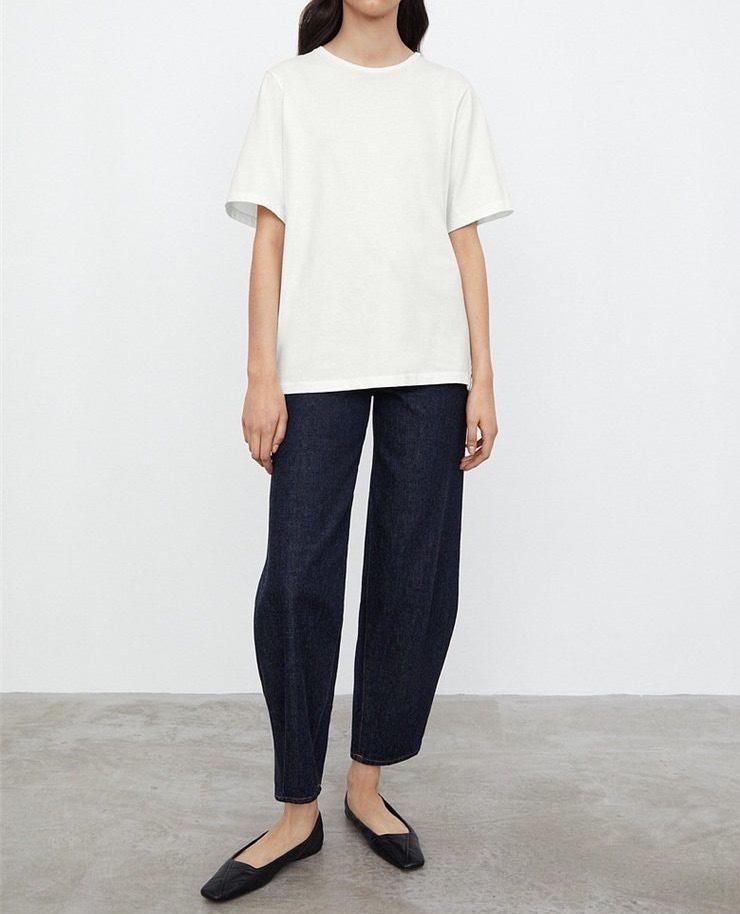 Минималистичная футболка А-силуэта с перекрученным швом, с круглым вырезом и короткими рукавами, коллекция весна/лето 2022.