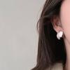 Неправильные серьги-гвоздики с лепестками для женщин: Модный и универсальный с креативным и стильным плиссированным дизайном.