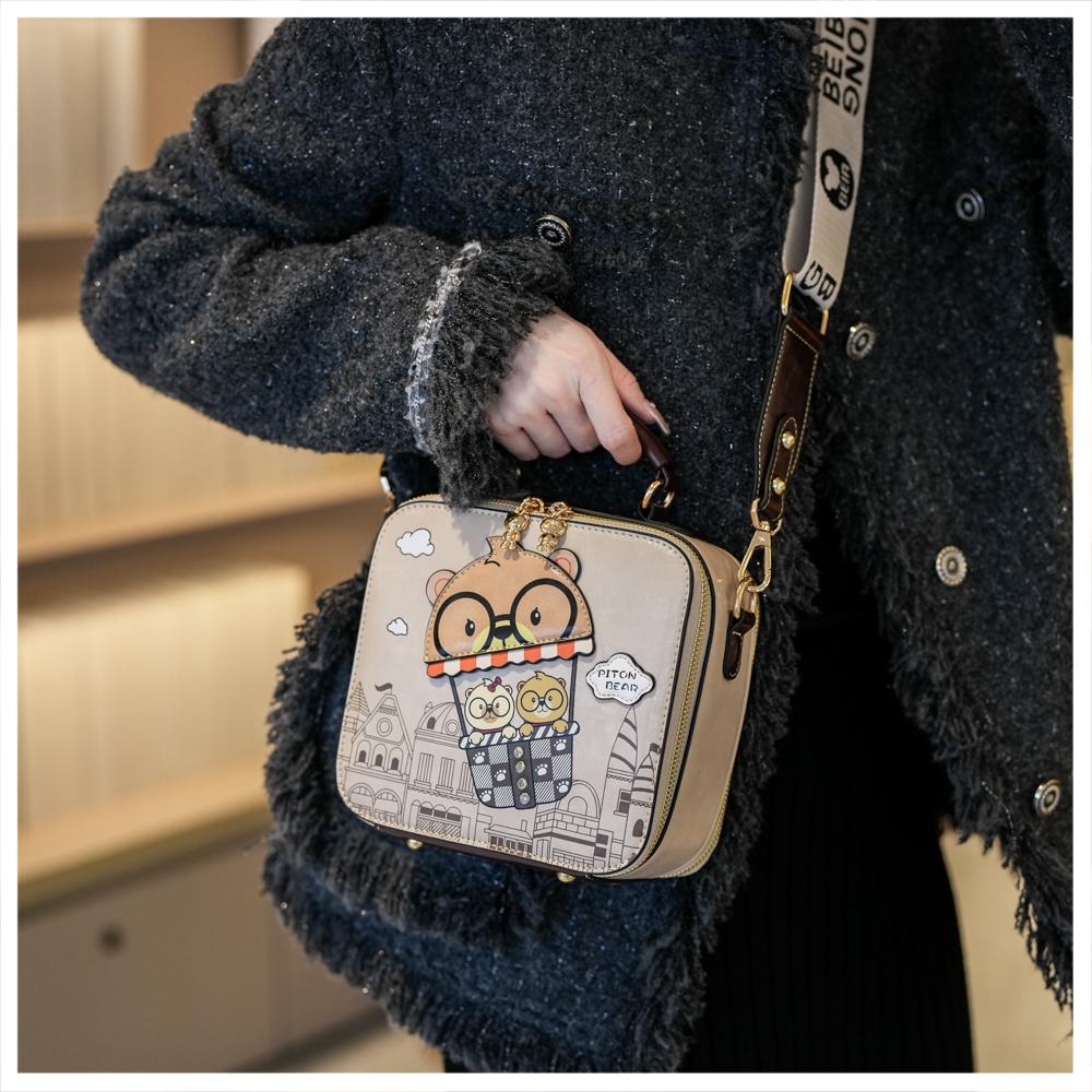 Милая сумка кроссбоди с принтом медведя для женщин, повседневный стиль, регулируемый ремешок, застежка-молния, подкладка из полиэстера, игривый дизайн с мультяшным персонажем