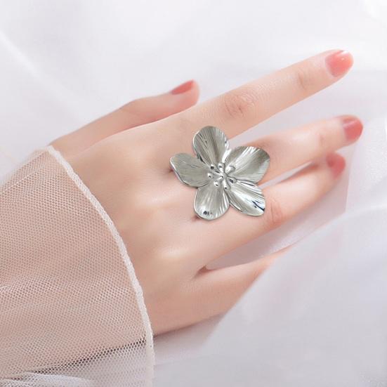 Кольцо с цветком, регулируемое, полированное, металлическое, сплошного цвета, гладкое, преувеличенного стиля, лепестковое, женское, для выпускного бала, подарок на день рождения, праздничный подарок, ювелирные изделия