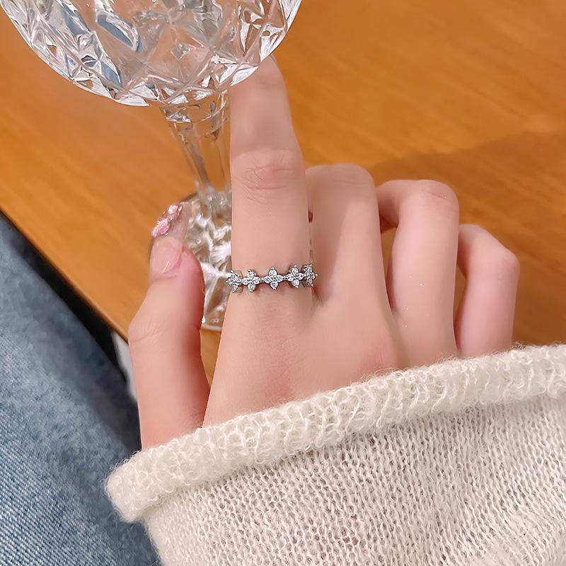 Стильное серебряное кольцо с цирконием для женщин - легкий роскошный открытый дизайн, идеально подходит для указательного пальца