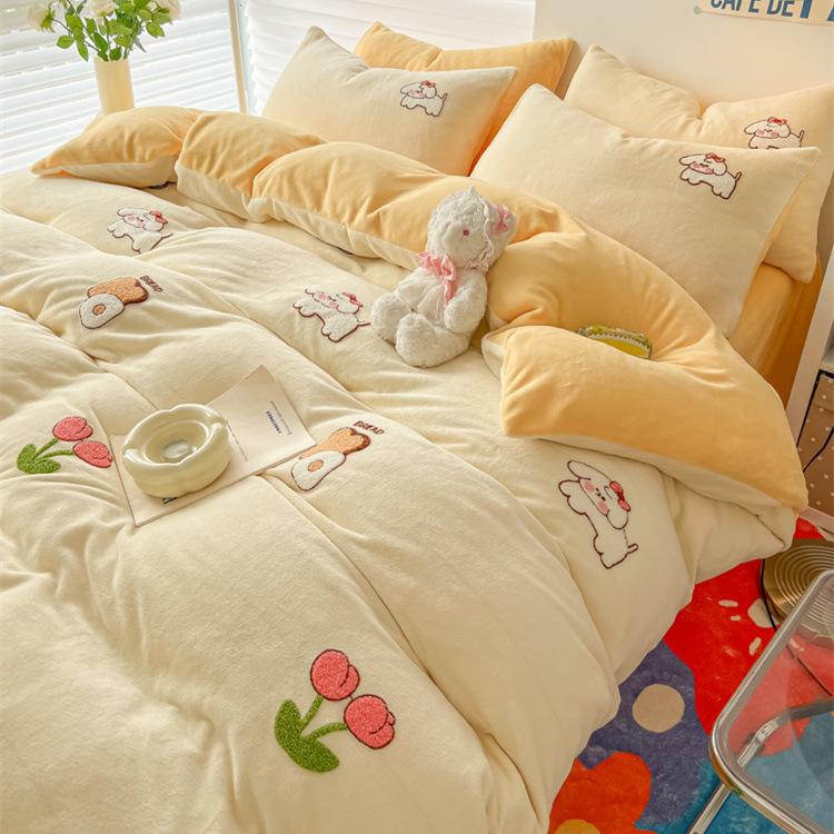 Небольшой свежий зимний утолщенный молочный бархатный комплект из четырех предметов Коралловый бархат с вышивкой, теплый двусторонний бархатный пододеяльник, комплект из трех предметов