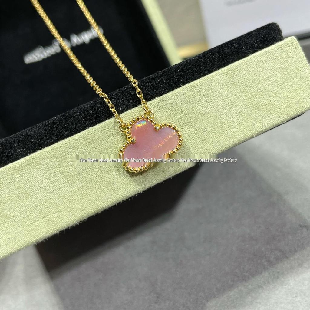 Ожерелье «Четырехлистный клевер» Van Cleef: Золотой кулон с дизайном в виде пяти цветков, с белым перламутром, красным агатом и бриллиантом для женщин.