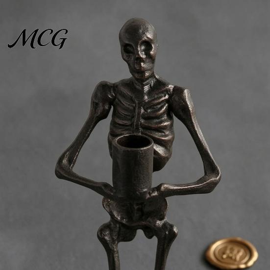 Halloween Candle Holder Skeleton Holder, Gothic Resin Hand With Stable Base And Standing Candlestick Holders for Table Mantel Decor Stand