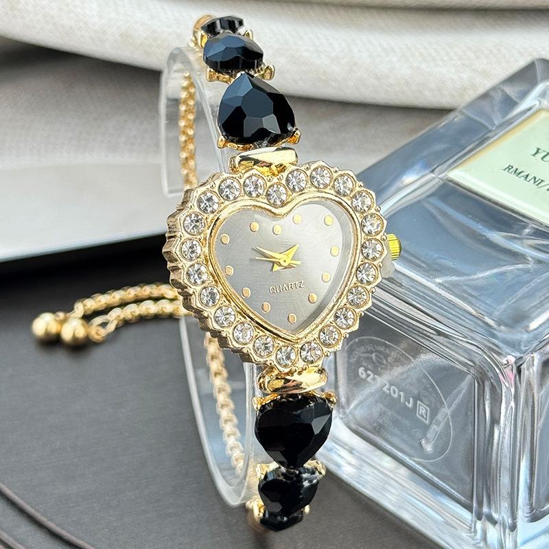 Love Pattern Decorative Bracelet Quartz Watch with Diamond Dial Pull-out Strap Women's Fashion Watch
