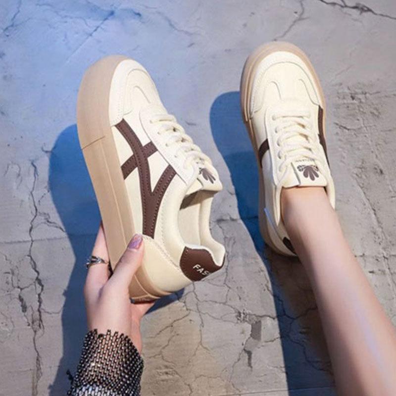 Маленькие белые туфли женские 2025 новая осень на плоской подошве повседневные спортивные кеды на платформе студенческие туфли для строевой подготовки популярные одинарные туфли