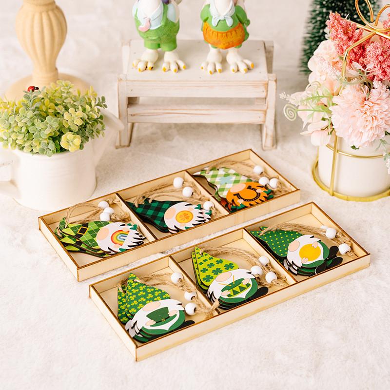 Красивая деревянная фигурка гнома на День Святого Патрика с пышными зелеными элементами листьев в трех секциях