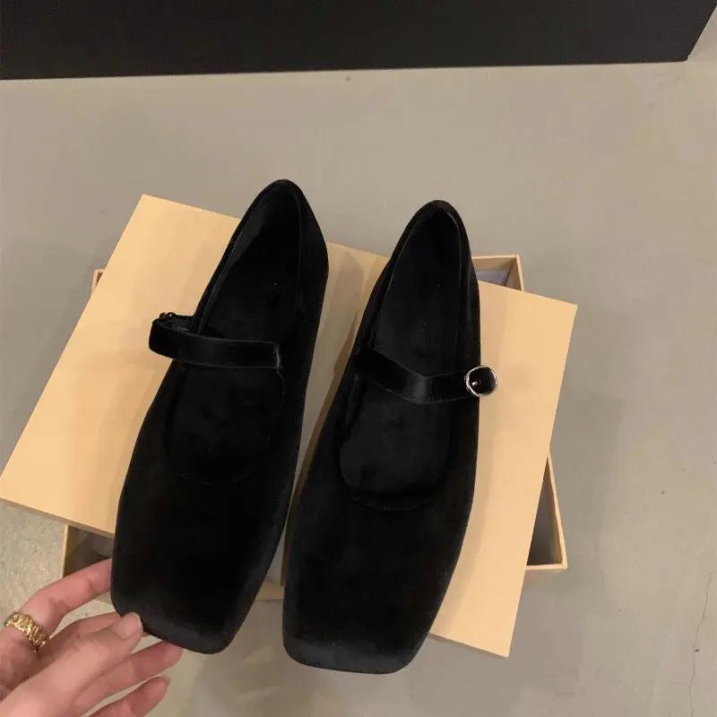 Модная женская обувь на плоской подошве Осень Мэри Джейн Мохнатая одинарная обувь для женщин 2025 Новые ретро замшевые лоферы Женская обувь