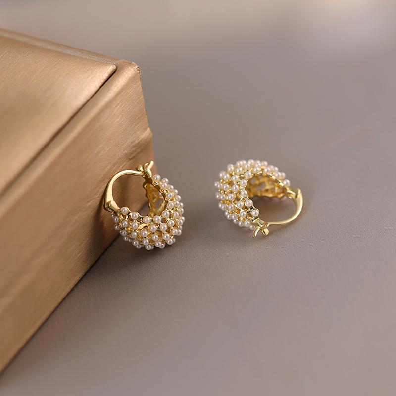 Новый французский дизайн с медными серьгами-корзинками для багажа из искусственного жемчуга для женских банкетных ювелирных серег 2024