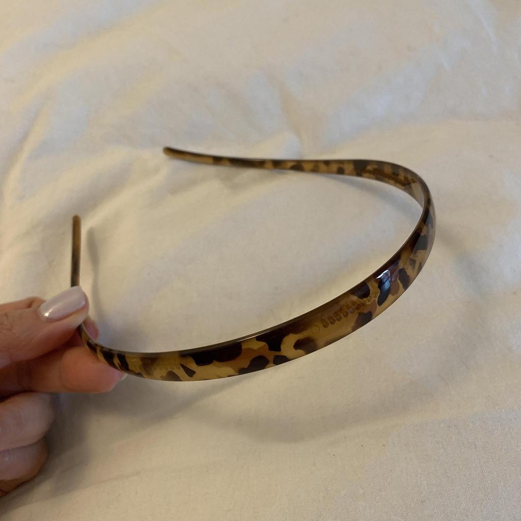 Корейская минималистичная акриловая повязка на голову в U-образной форме с леопардовым принтом для умывания лица - нишевый дизайн, высококлассный аксессуар для волос.