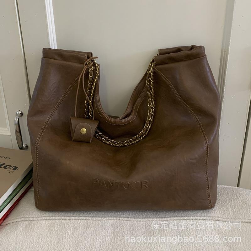 Ретро сумка женская большой вместимости 2025 новая осень и зима универсальная простая сумка через плечо премиальная текстура сумка-тоут для поездок