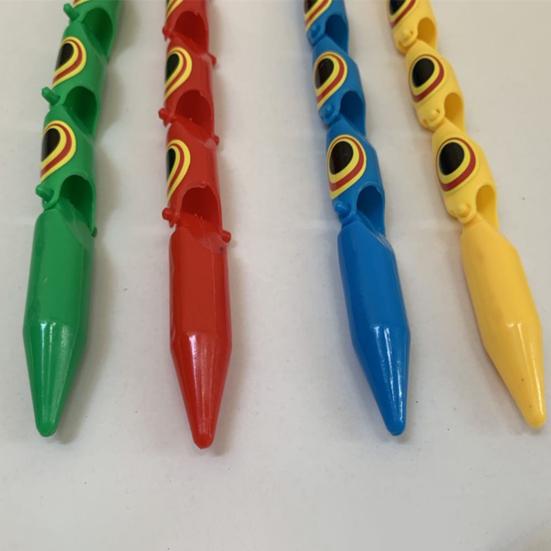 Скрученная шарнирная змея Ностальгическая легкая пластиковая Забавная шарнирная змея Игрушка для розыгрышей для развлечения