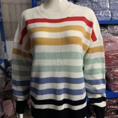 Полосатый свитер из трикотажа в стиле колор-блок со спущенными плечами и длинными рукавами. Роскошный топ свободного кроя, стройнящий и универсальный.