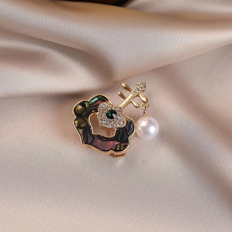 Retro Ruyi Pipa Pearl Brooch for Women, A Light Luxury and Niche Suit Pin