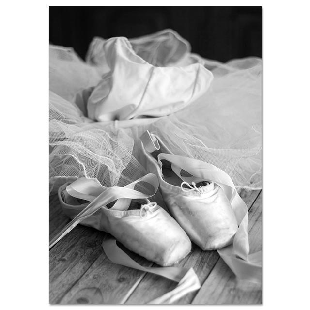 Скандинавские постеры и принты черно-белая Парижская девушка в окне балетные туфли холст картина настенное искусство декоративная картина для гостиной