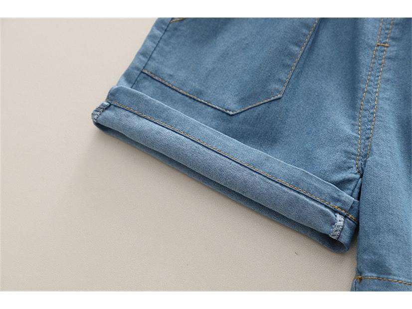 2025 Мальчиковый летний комплект из двух предметов в корейском стиле: джинсовая футболка с коротким рукавом и шорты с мишкой