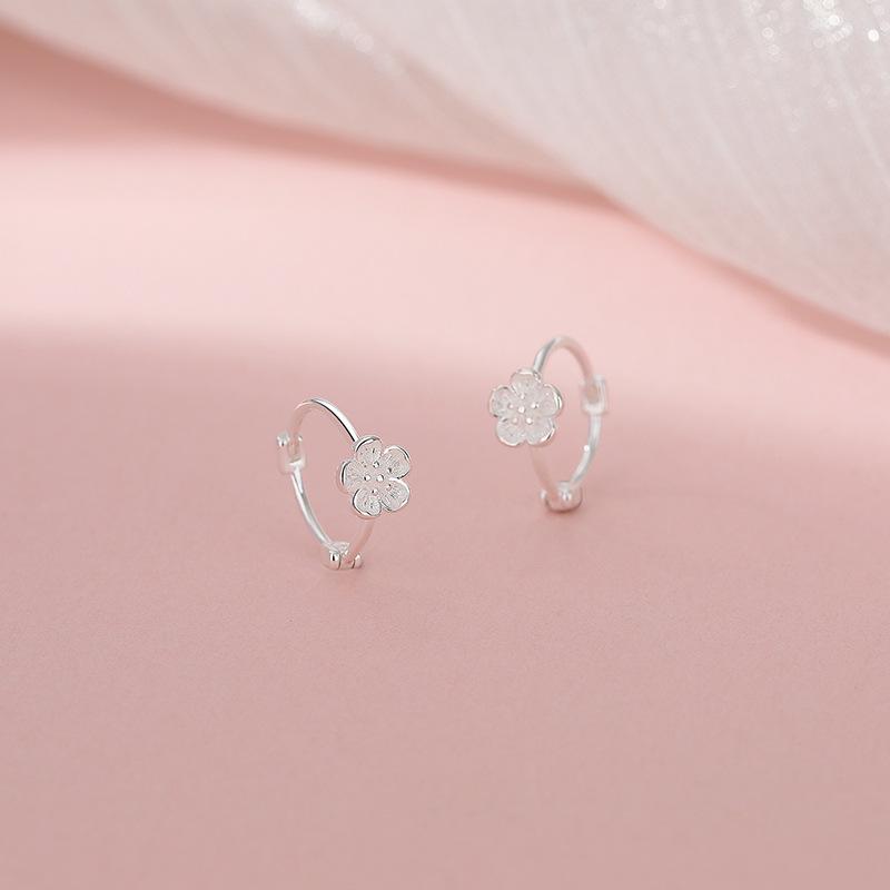 Sweet Japanese and Korean Cute Flower Ear Buttons for Women with Versatile Personality Fresh Ear Buttons