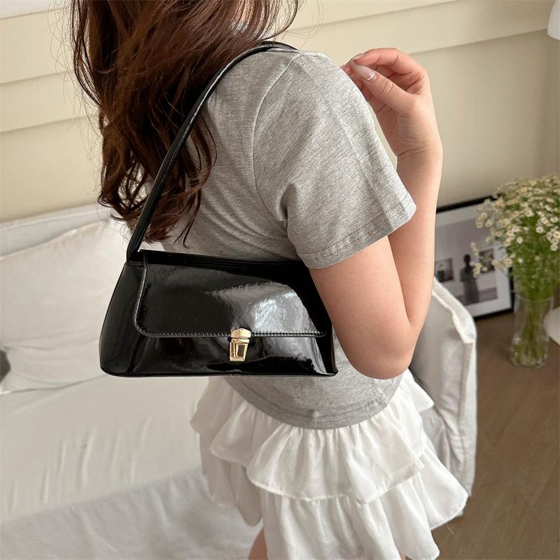 Ретро-сумка-багет для женщин. Весной популярная новая тенденция. Сумка на плечо в корейском стиле. Модная сумка через плечо. Сумка через подмышку.