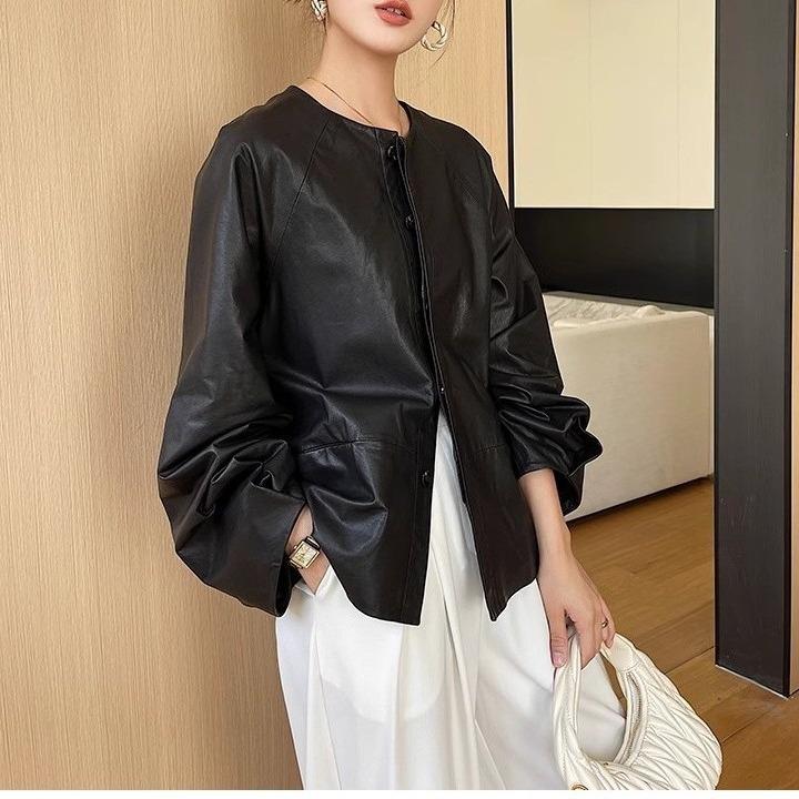 Женская куртка свободного силуэта из натуральной овчины средней длины