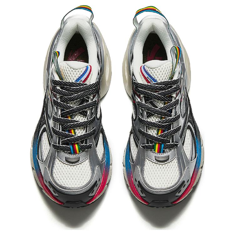 Anta Xinyun Retro Толстая подошва Динамическая цветовая гамма Нескользящая прочная повседневная обувь с низким верхом Женские кроссовки Белый Серебристый Черный 122438877R-1