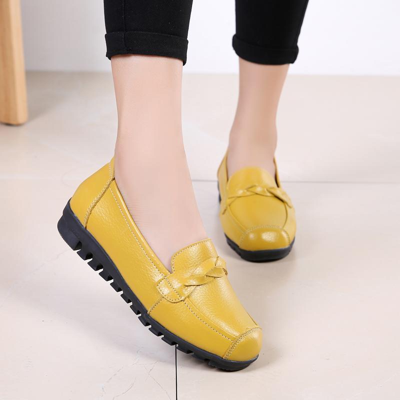 Обувь для мам, кожаная обувь для пожилых женщин с мягкой подошвой, удобные туфли на плоской подошве на танкетке