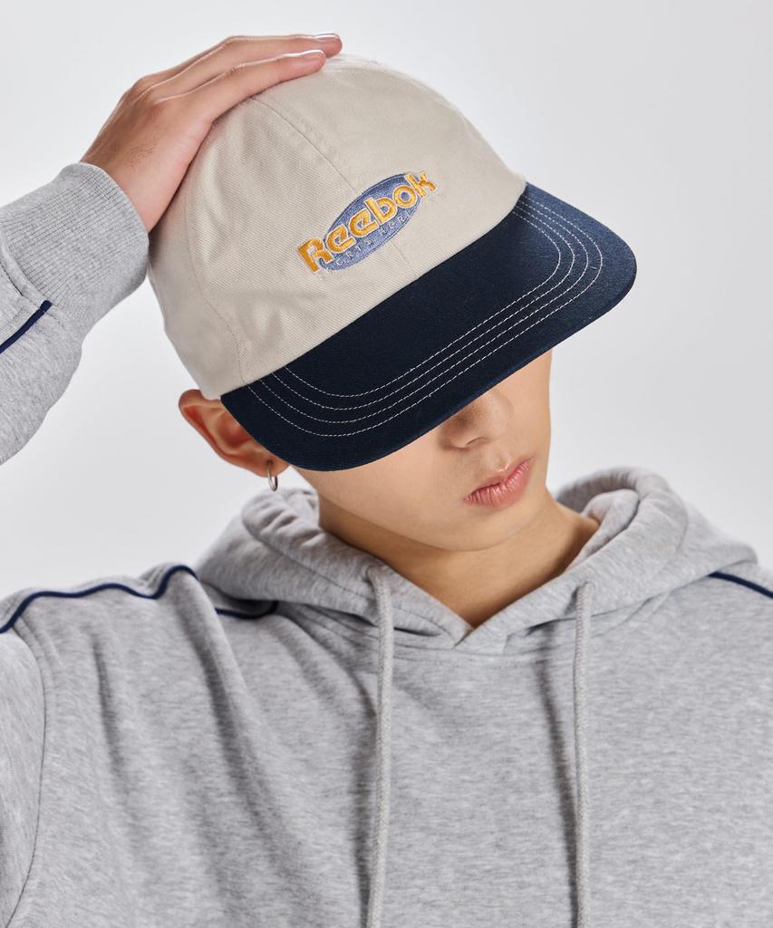Reebok Двухцветная кепка с логотипом - Слоновая кость:военно-морской флот